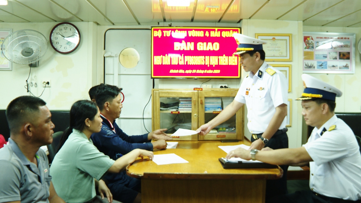 Lễ bàn giao ngư dân trên tàu cá bị nạn cho gia đình và địa phương