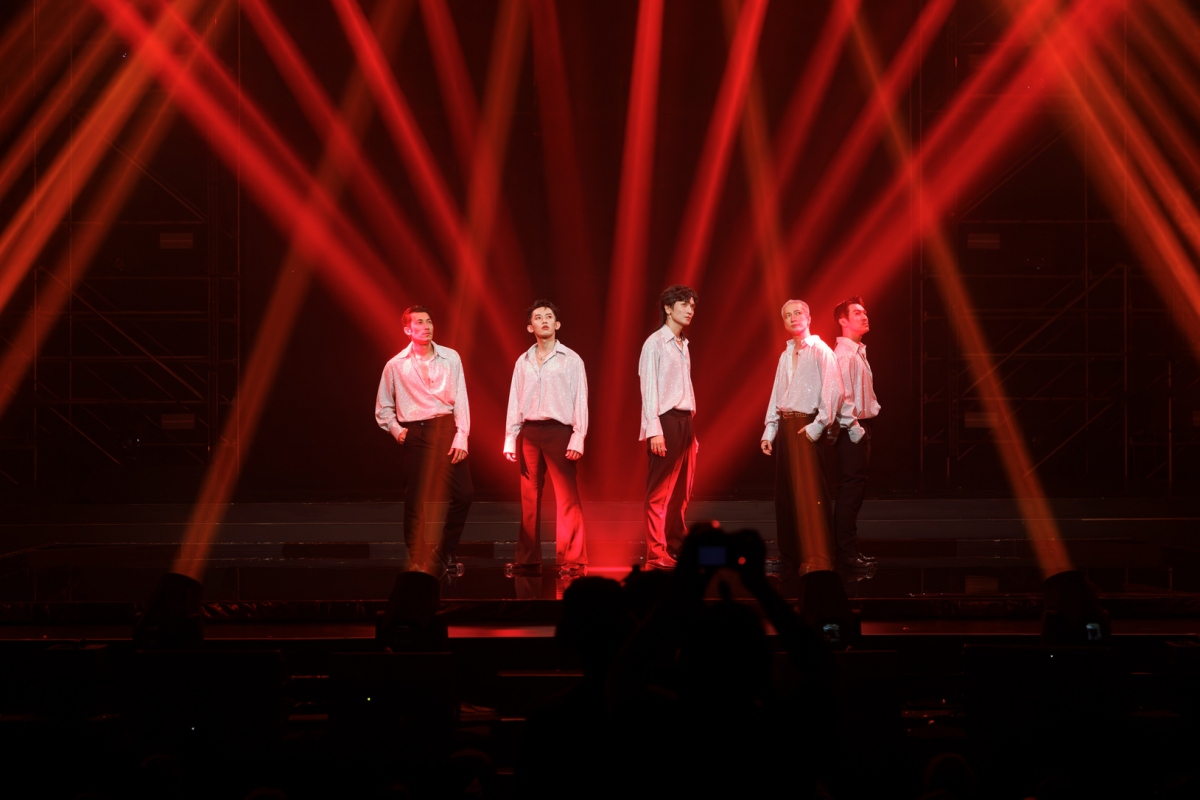 "Let me feel your love tonight" do ST Sơn Thạch, Kay Trần, BB Trần, Thiên Minh và Liên Bỉnh Phát trình diễn