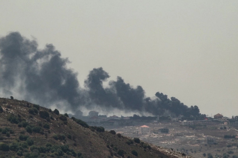 Một cuộc không kích của Israel vào ngôi làng Taybeh, miền nam Lebanon, ngày 4/8. Ảnh: AFP