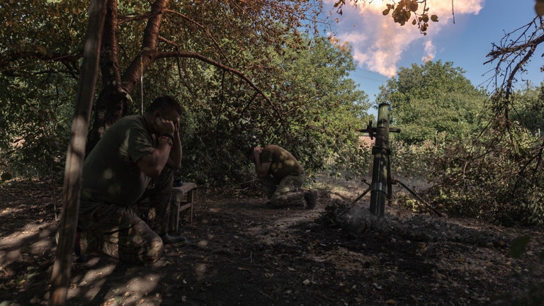 Lính Ukraine khai hỏa súng cối ở Donetsk. Ảnh: Getty
