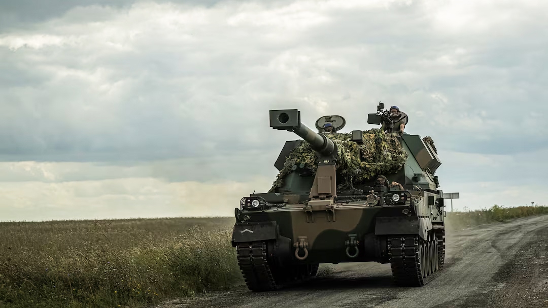 Lính Ukraine trên khẩu pháo tự hành, ở khu vực Sumy, giáp tỉnh Kursk của Nga, ngày 11/8/2024. Ảnh: Reuters