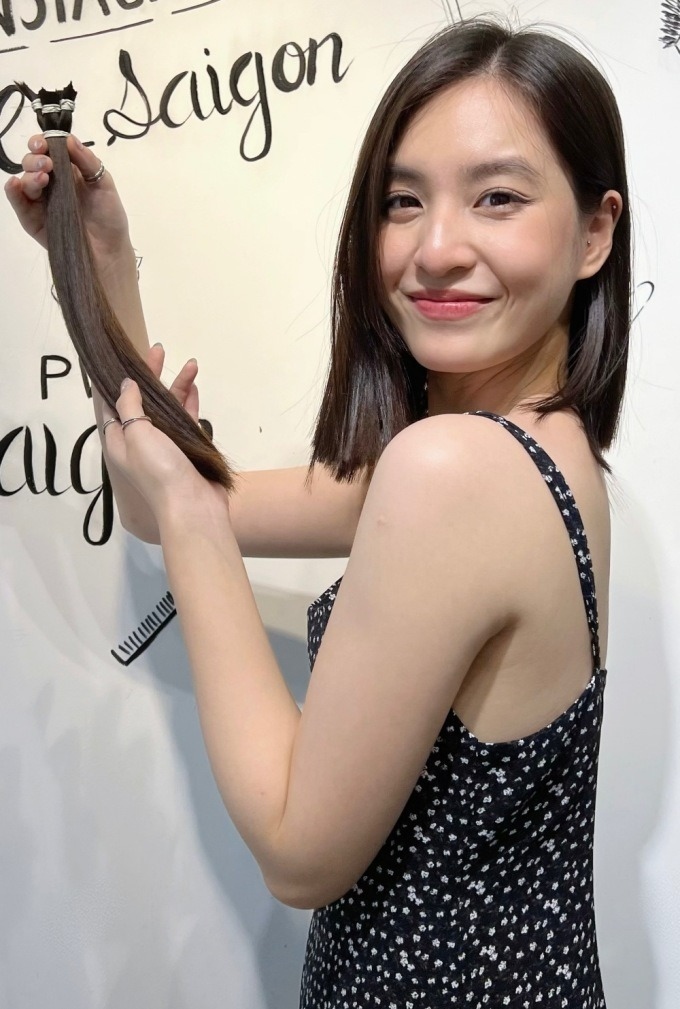 Thảo Tâm tặng 30cm tóc của mình cho chương trình Thư viện tóc của Mạng lưới Ung thư vú Việt Nam