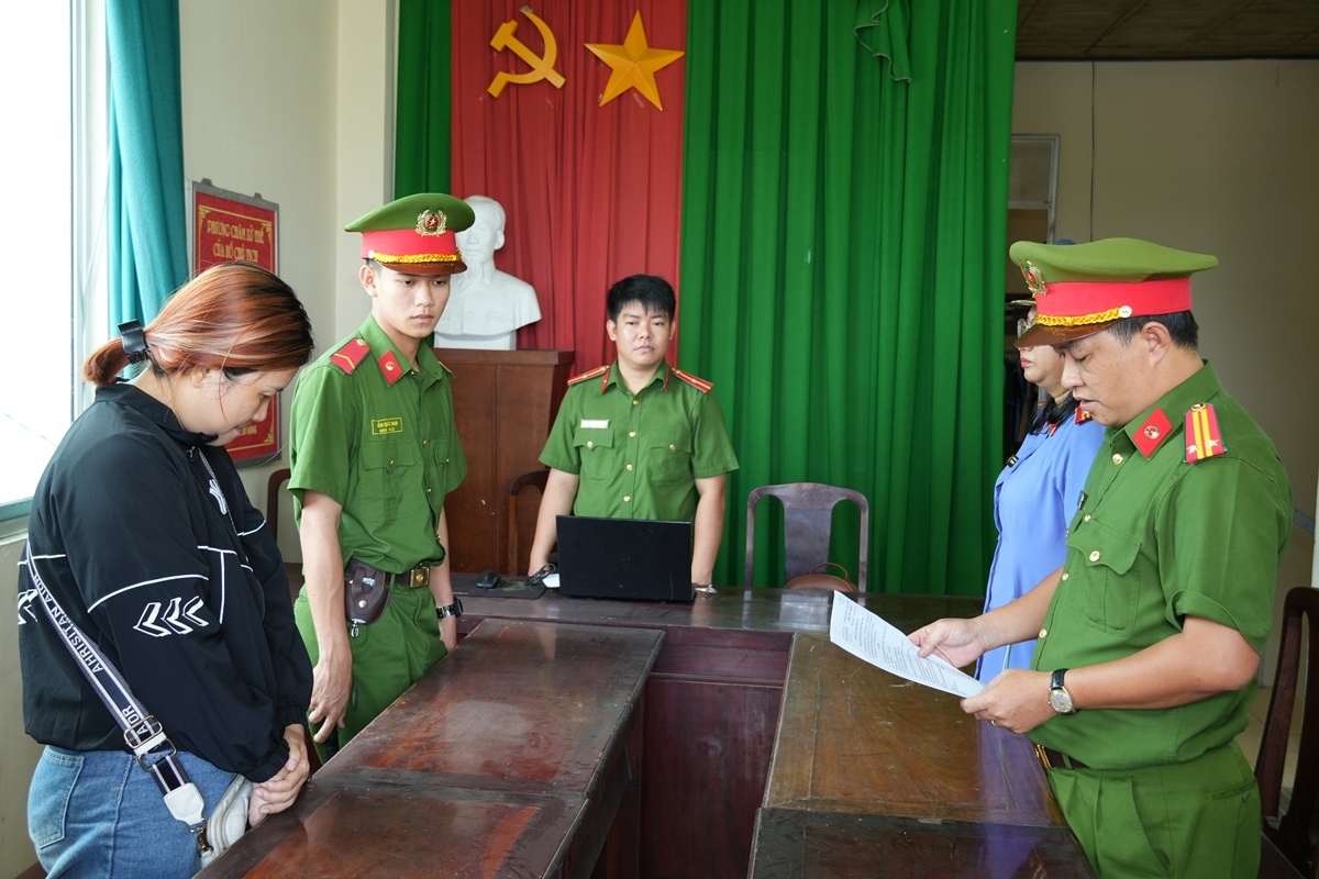 Cơ quan Cảnh sát điều tra tống đạt các quyết định tố tụng đối với Lê Thị Kim Quyên- (Ảnh: Thế Phong)