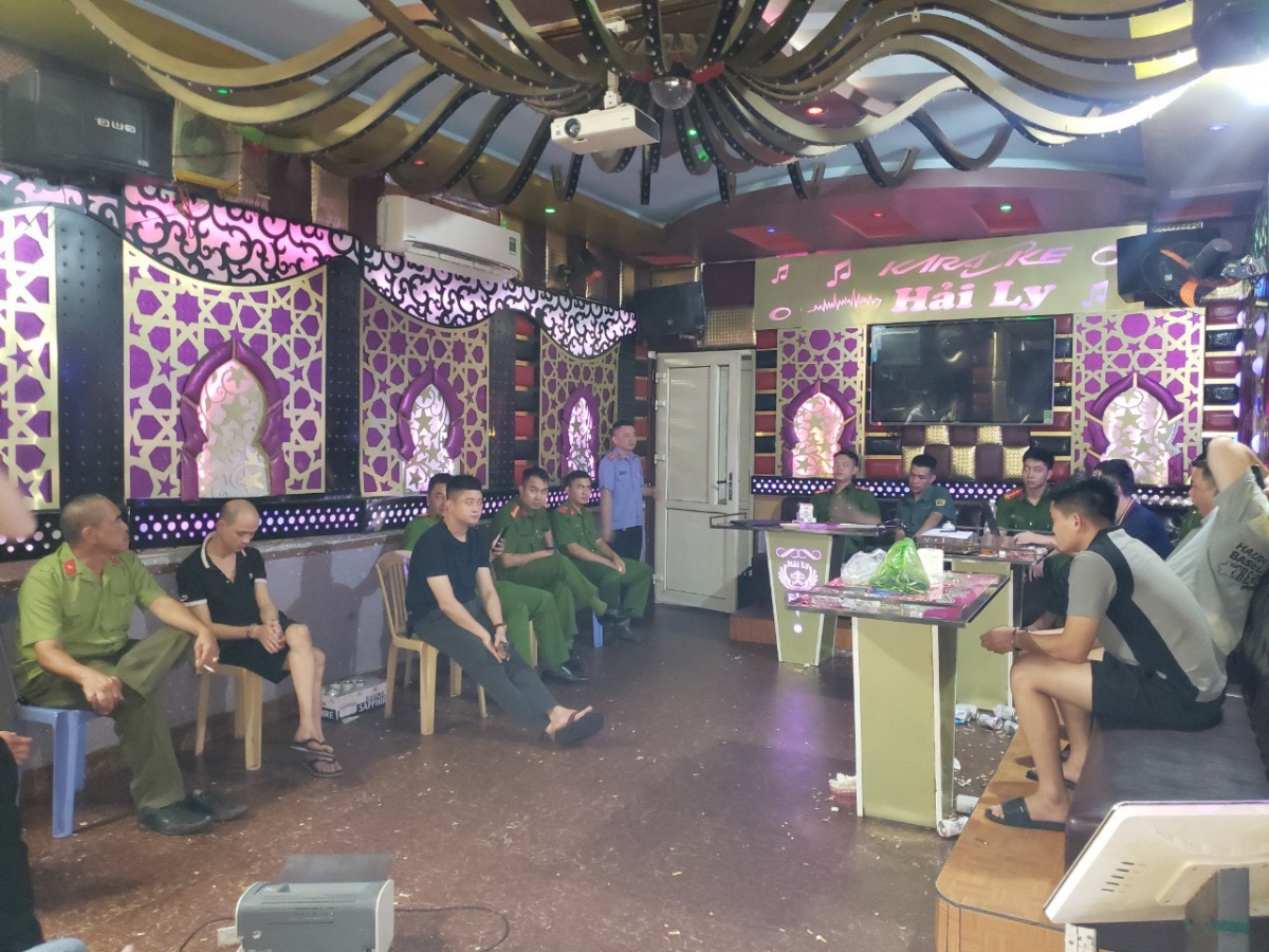 Lực lượng chức năng kiểm tra cơ sở karaoke Hải Ly phát hiện nhóm tổ chức sử dụng chất ma túy
