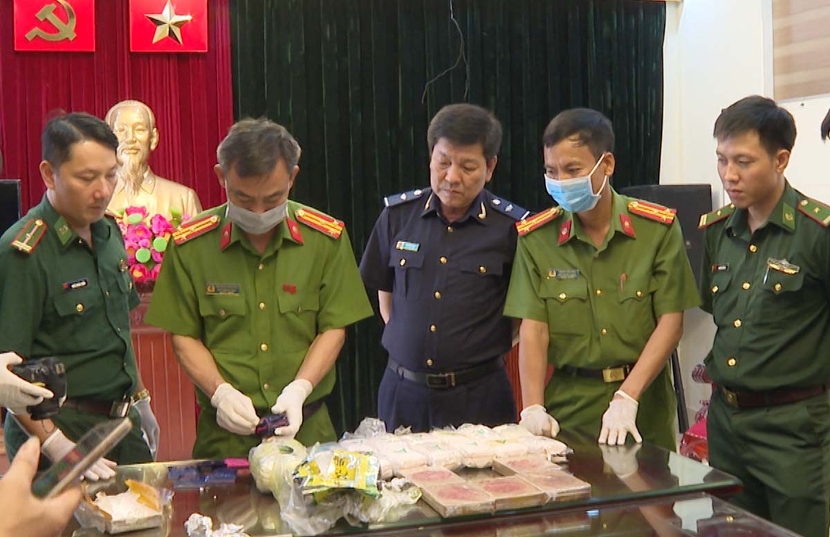 Lực lượng chức năng kiểm tra tang vật vụ án