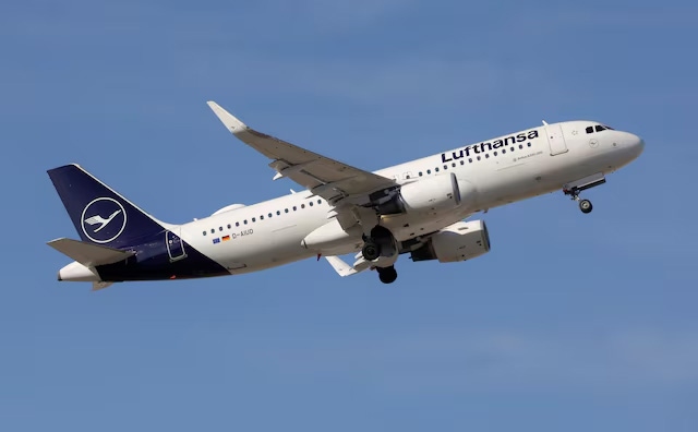 Máy bay của hãng hàng không Lufthansa cất cánh từ sân bay Malaga-Costa del Sol ở Malaga, Tây Ban Nha, ngày 3/5/2024. Ảnh: Reuters