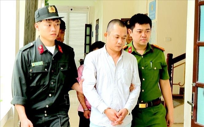 Lực lượng chức năng bắt giữ đối tượng Nguyễn Tính (Ảnh: Cơ quan công an cung cấp)
