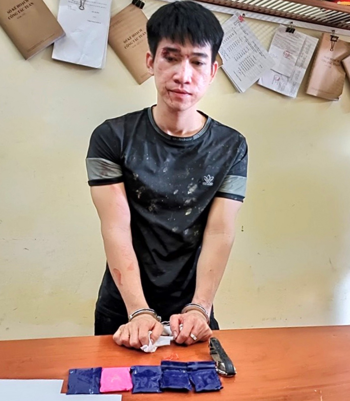 Nguyễn Đức Nam cùng tang vật tại cơ quan công an