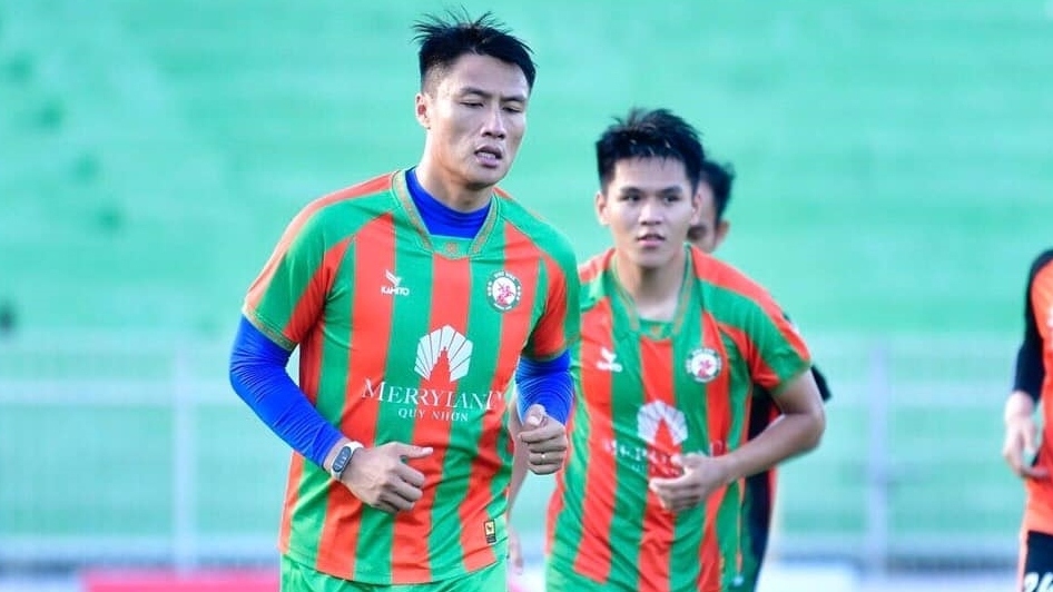 Mạc Hồng Quân ký hợp đồng 2 năm với Bình Định (Ảnh: BĐFC).