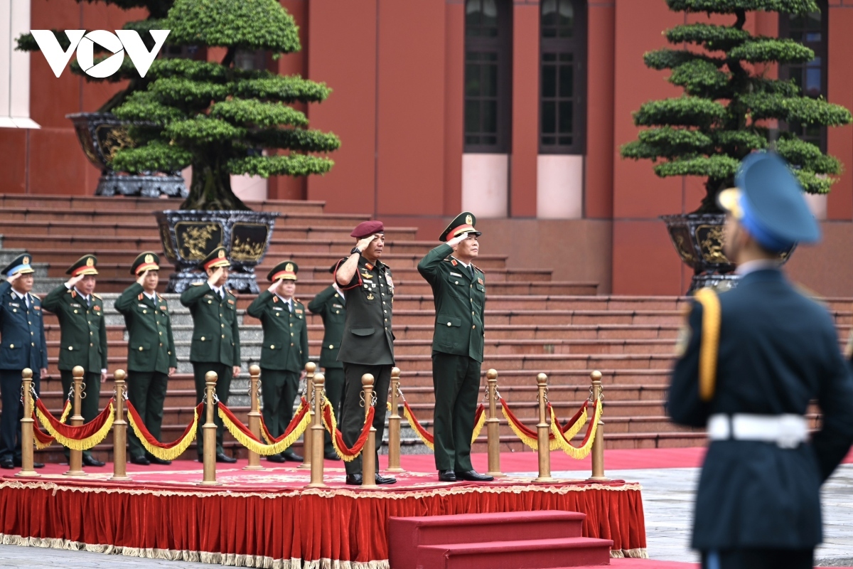 Deputy Minister of National Defence Sen. Lt. Gen. Nguyen Tan Cuong, chief of the General Staff of the VPA, chairs an official welcome ceremony for the Malaysian defence force chief on August 14 in Hanoi.
