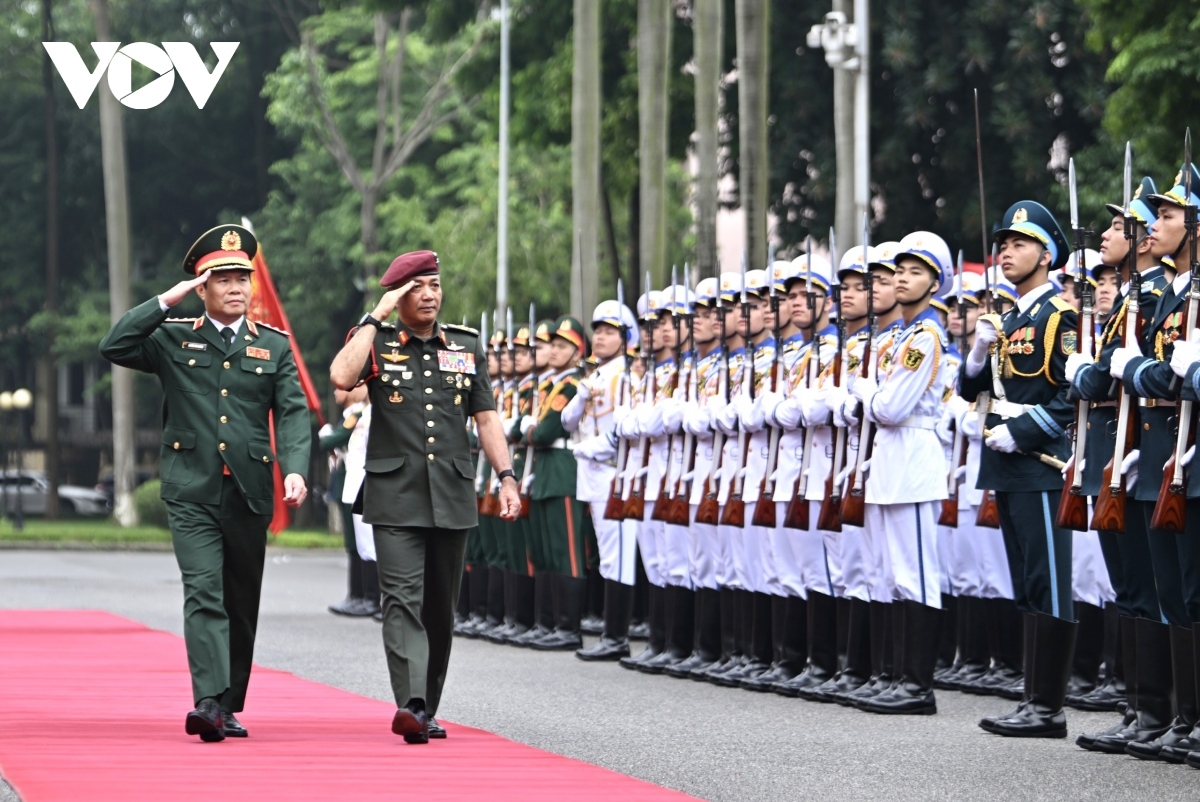 Deputy Minister Cuong invites General Ab Rahman to review the guard of honour at a welcoming ceremony held in the Vietnamese capital.