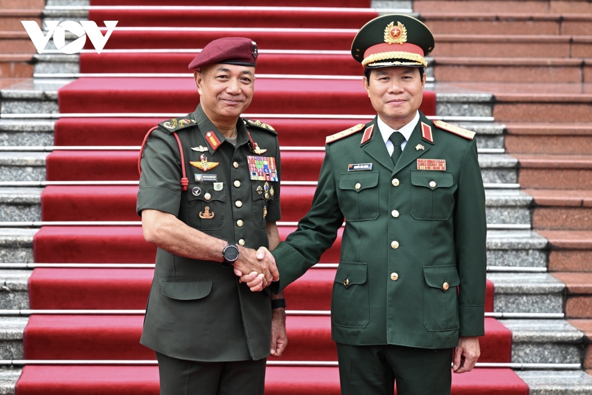 Shortly after the conclusion of the welcoming ceremony, the two leaders hold talks on measures aimed at enhancing defence ties.