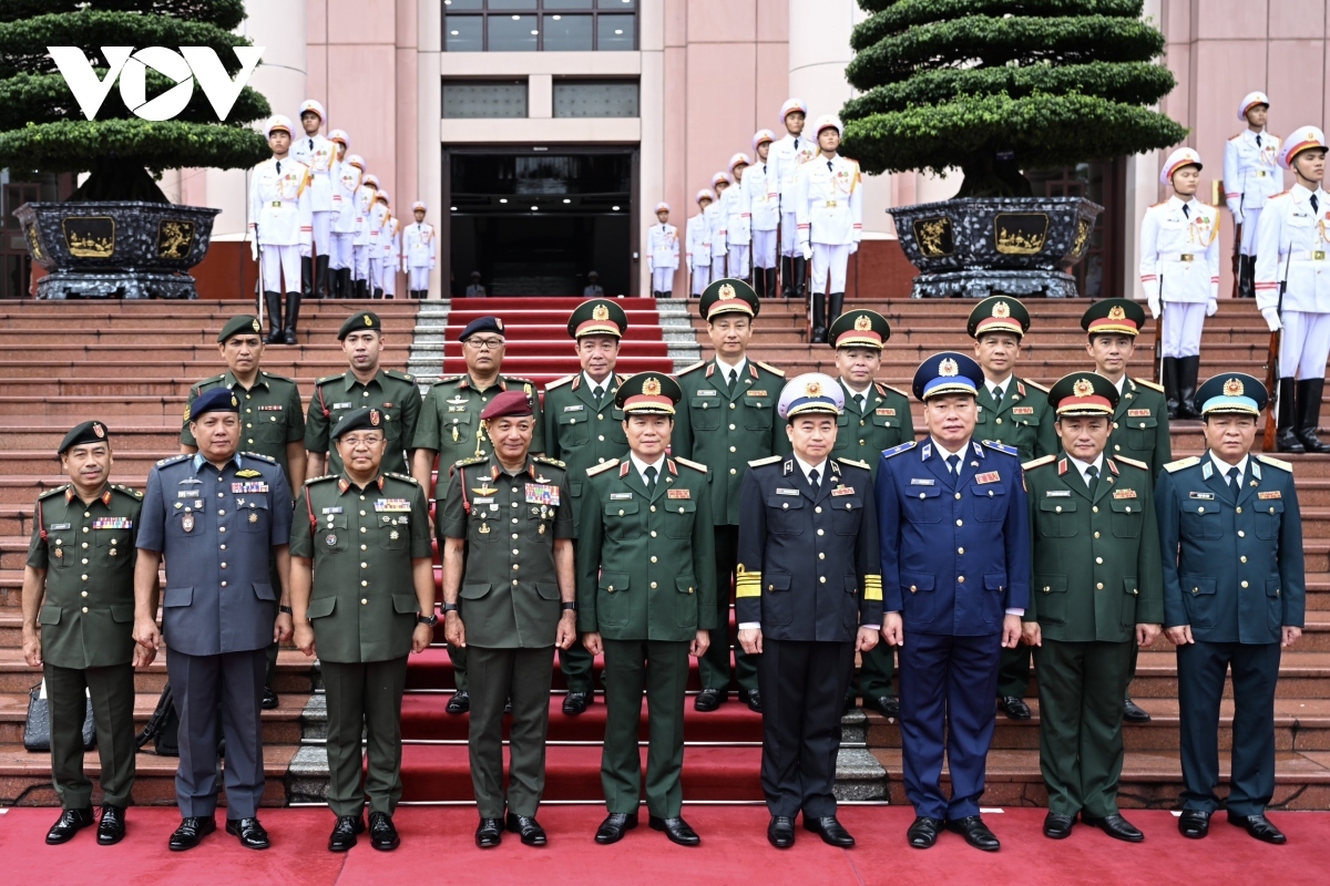 Delegations of the two countries pose for a group photo.