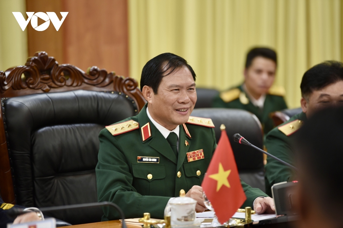 The Deputy Minister takes the occasion to invite General Ab Rahman and other leaders of the Malaysian army to attend the celebration of the 80th founding anniversary of the VPA and the Vietnam International Defence Expo 2024, which will be held in December.