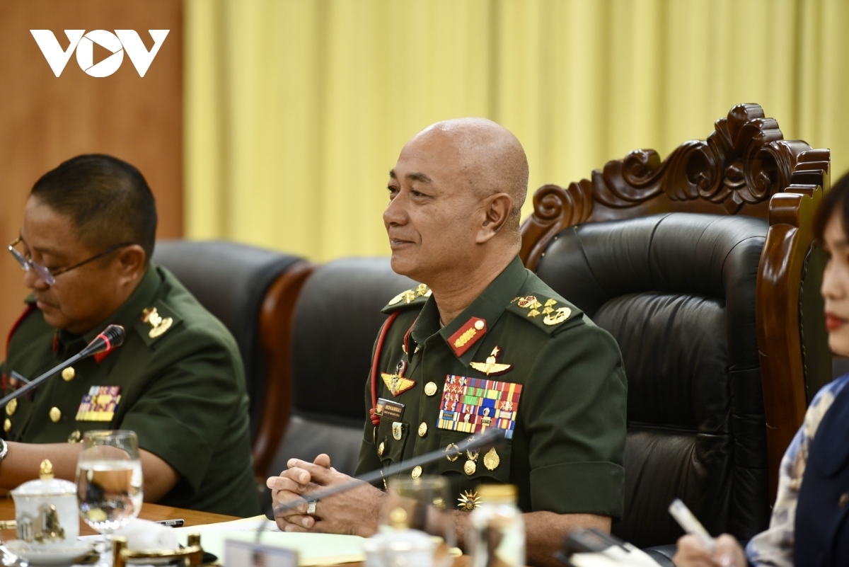 The Malaysian General shares that his visit provides a chance for both sides to enhance their co-operation in various fields in a practical and effective manner. Both sides also exchange views on global and regional issues of mutual concern during the talks.