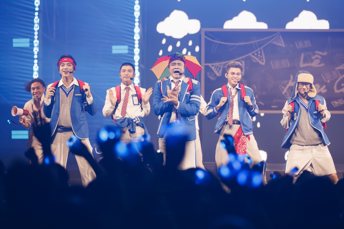 Tự Long, Thanh Duy, SOOBIN Hoàng Sơn, Cường Seven, Jun Phạm thể hiện tiết mục mashup "Đường xa ướt mưa x Đừng qua lối đó"