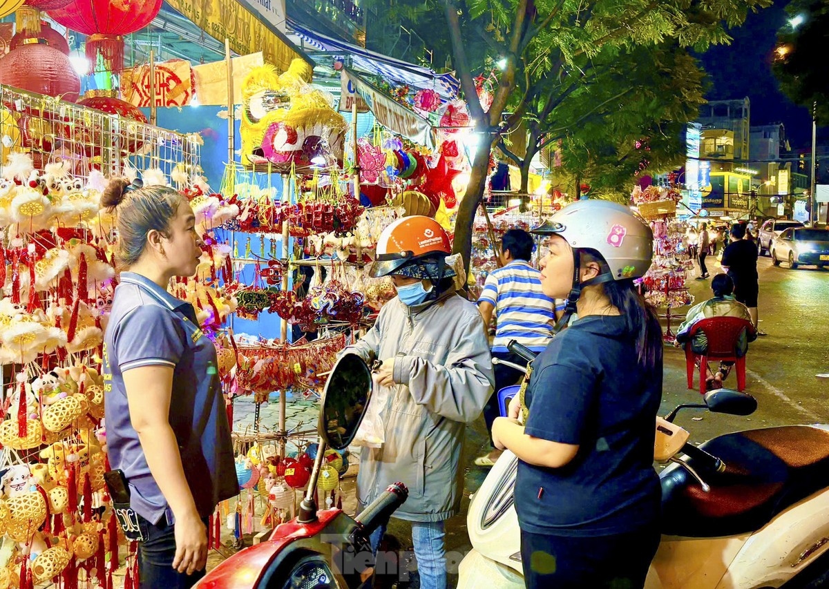 More and more visitors come to the street as the festival draws near.