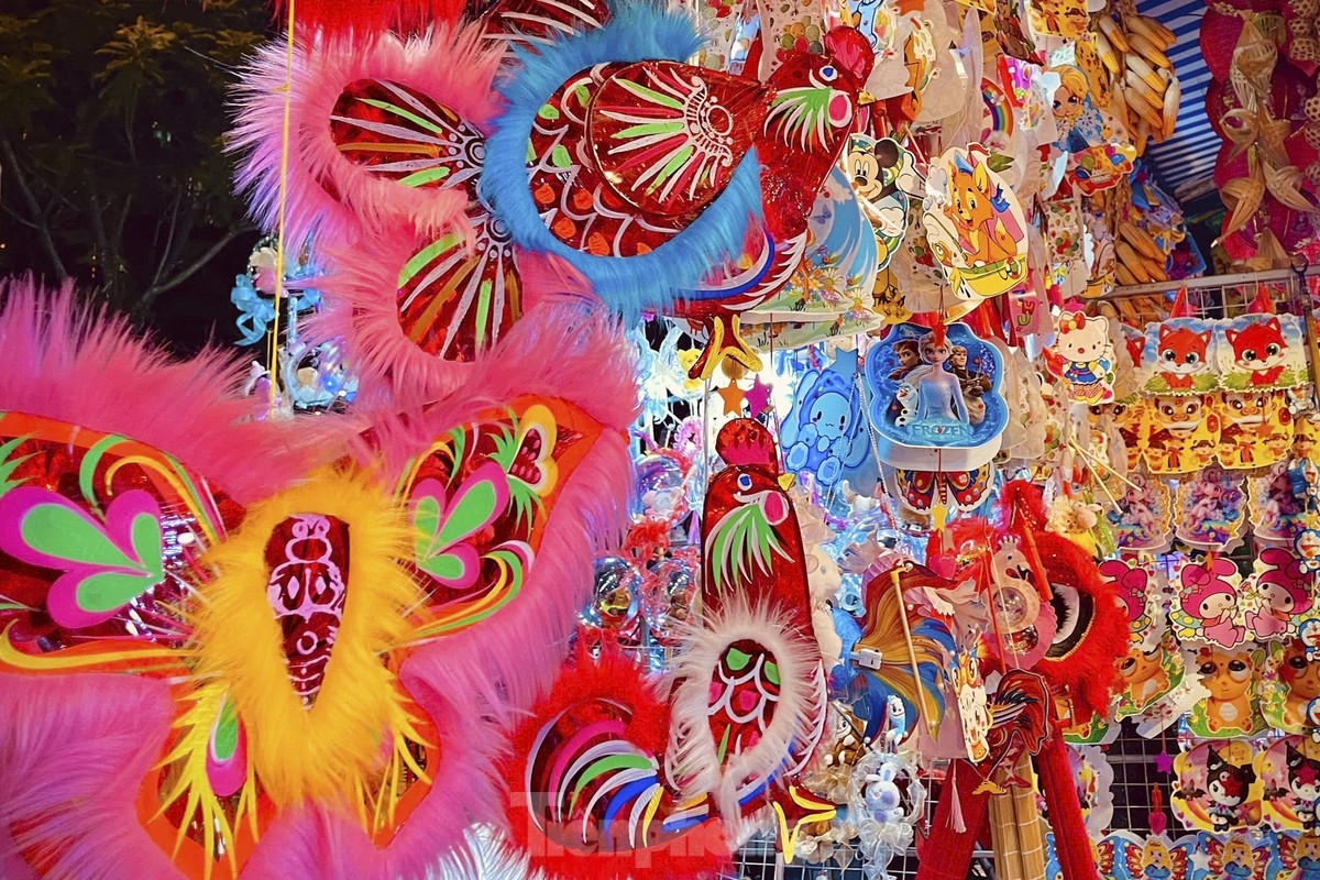 Coming to the street these days, anyone can feel an atmosphere of busy trading.