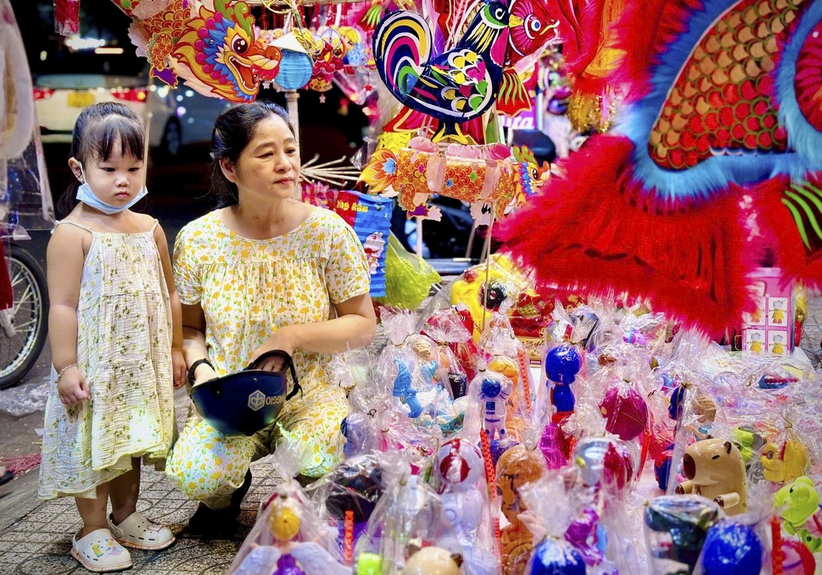Shops there display both traditional and modern decorative items and toys for children to celebrate the full-moon festival.