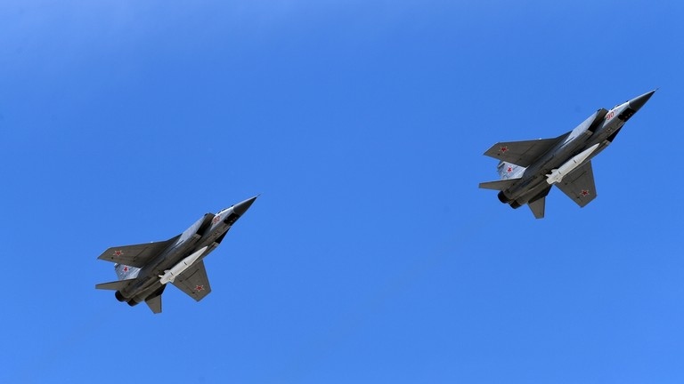 Tiêm kích MiG-31 mang tên lửa siêu thanh Kinzhal. Ảnh: Sputnik