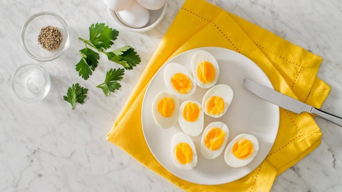 Không nên để trứng luộc qua đêm, kể cả trong tủ lạnh. Ảnh: Istock