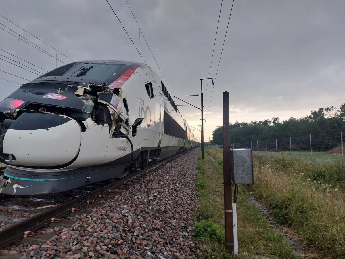 Một chuyến tàu cao tốc TGV đã đâm vào các cây đổ khi đang chạy hết tốc lực khiến đàu tàu bị hư hỏng nặng. Ảnh: X