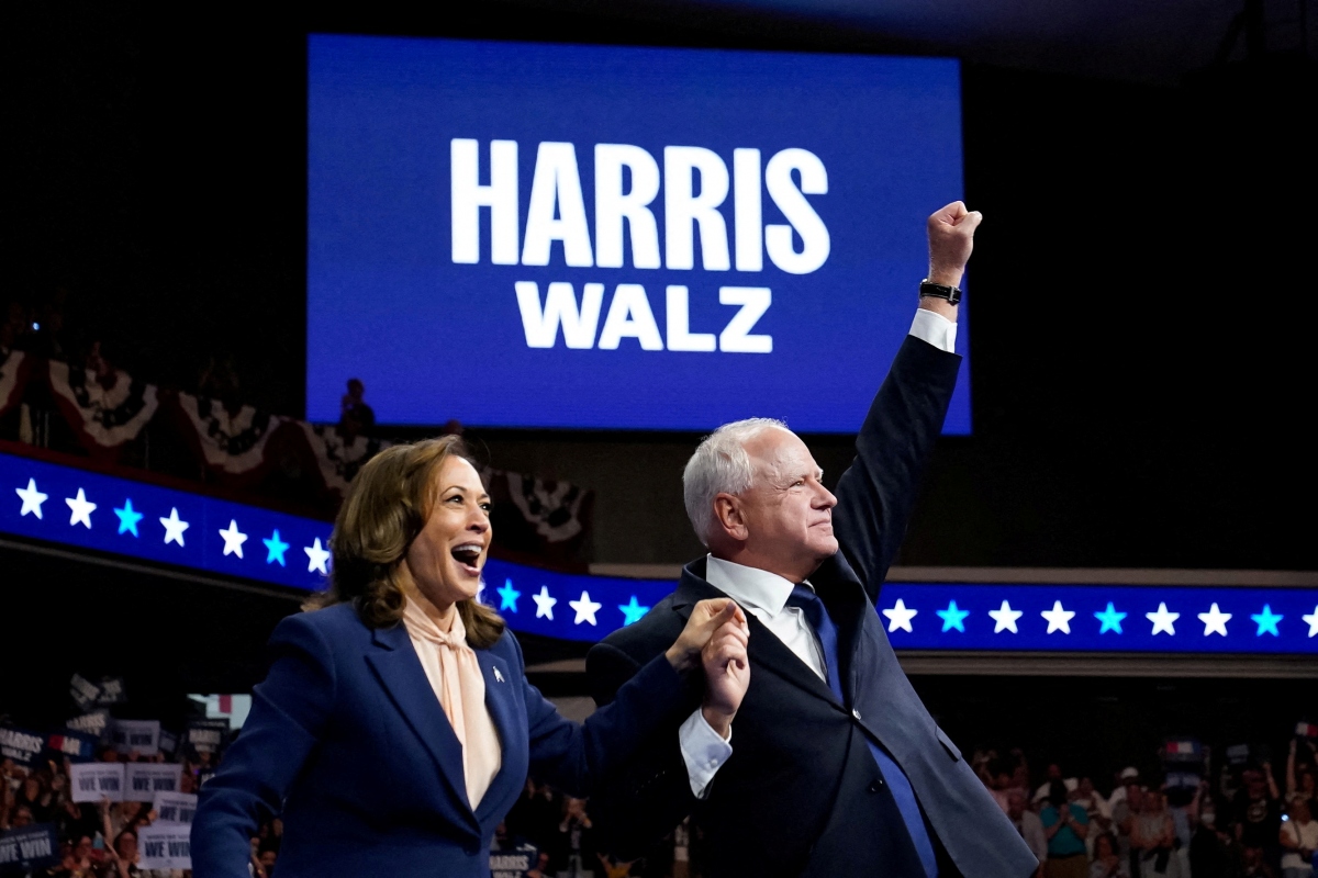Bà Kamala Harris chọn Thống đốc bang Minnesota Tim Walz là người liên danh tranh cử. Ảnh: The Guardian