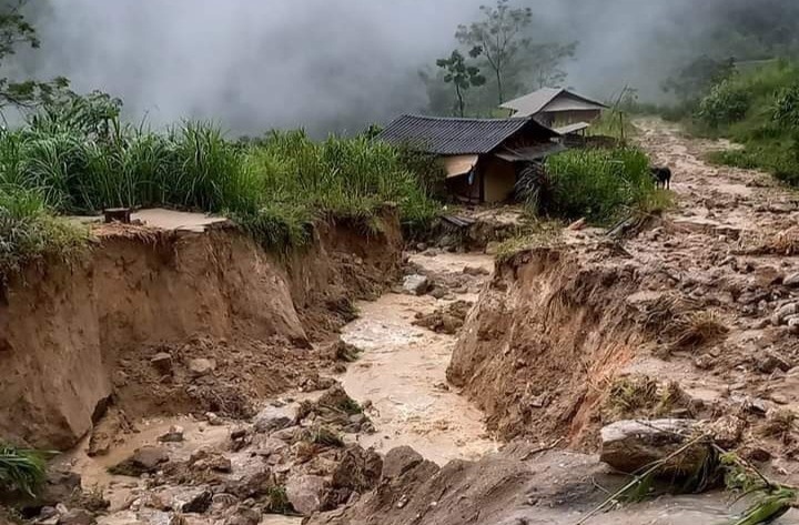 Mưa lớn gây sạt lở ở Hà Giang.