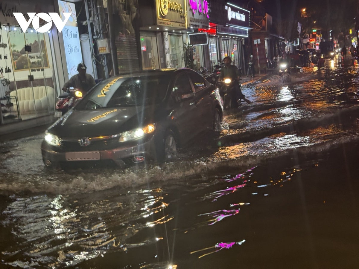 Một xe ô tô chờ cứu hộ