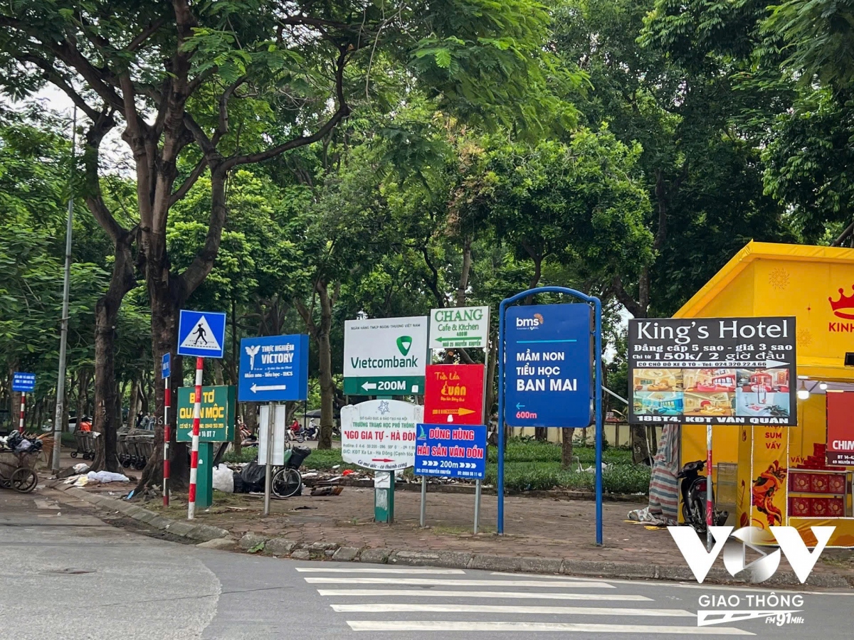 Ông Phong (Hà Đông, Hà Nội) rất bức xúc lúc đi trên đường bị loạn mắt bởi những biển quảng cáo gây cản trở khi tham gia giao thông: “Tôi đi đường gặp nhiều bảng hiệu quảng cáo lấn chiếm lòng lề đường vỉa hè, thậm chí có chỗ người ta dán tờ rơi lên biển báo giao thông. Rất khó chịu vì nó gây loạn mắt, cản trở tầm nhìn. Tình trạng này diễn ra, vừa khiến người dân khó nhận biết biển báo, vừa gây mất mỹ quan đô thị”. 