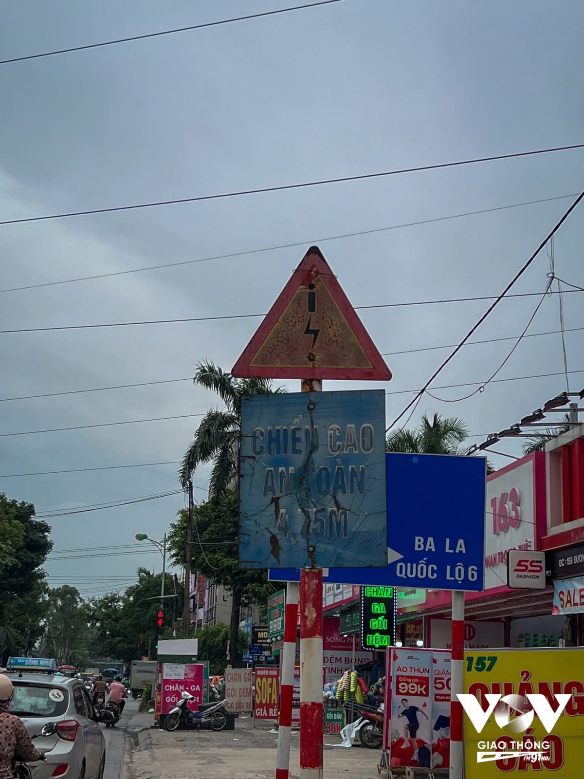 Biển báo giao thông bị hư hỏng cần được thay thế vì dường như chữ và ký hiệu đều bị mờ hết khi đi đường buổi tối người đi đường khó có thể nhìn thấy