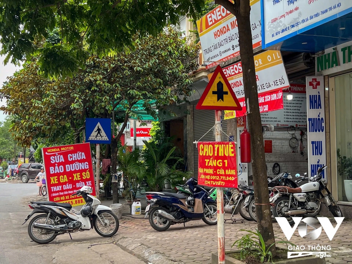 Người dân trưng dụng treo biển báo giao thông để quảng cáo cho thuê nhà 