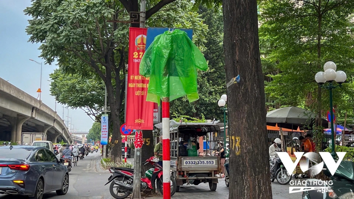 Biển báo hiệu giao thông là một trong những công trình báo hiệu đường bộ quan trọng, giúp người tham gia giao thông chấp hành các quy tắc, góp phần bảo đảm trật tự, an toàn giao thông. Do vậy, luật pháp nghiêm cấm việc xâm phạm, phá hoại những công trình báo hiệu đường bộ nói chung, biển báo giao thông nói riêng (Ảnh: Biển báo trên đường Khuất Duy Tiến (Thanh Xuân, Hà Nội) bị treo áo mưa che hoàn toàn)
