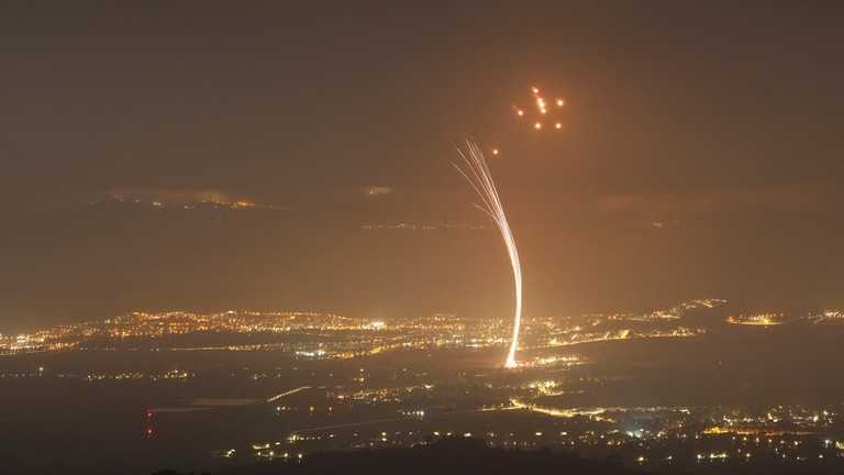 Tên lửa bắn từ miền nam Lebanon bị hệ thống phòng không Iron Dome của Israel đánh chặn trên vùng Thượng Galilee ở miền bắc Israel vào ngày 15/7. (Ảnh: AFP)