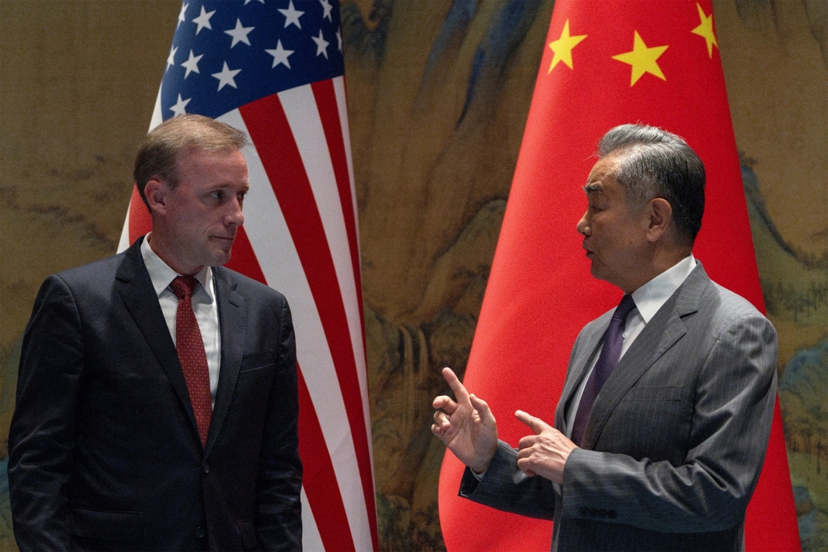 Ngoại trưởng Trung Quốc Vương Nghị (phải) và Cố vấn An ninh quốc gia Mỹ Jake Sullivan trước cuộc hội đàm tại Bắc Kinh ngày 27/8. Ảnh: Reuters.