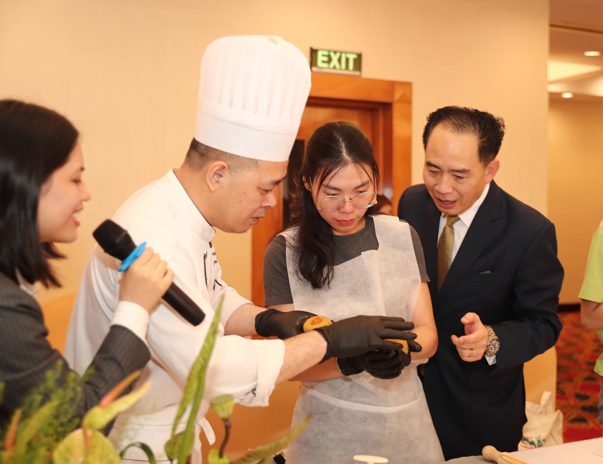 Du khách tham gia lớp học làm bánh tại Khách sạn Hà Nội. Ảnh: Thanh Hương
