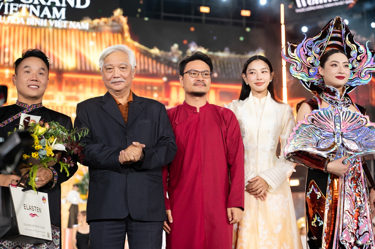 Nhà sử học Dương Trung Quốc (thứ hai từ trái sang) và đạo diễn Hoàng Nhật Nam (thứ ba từ trái sang)