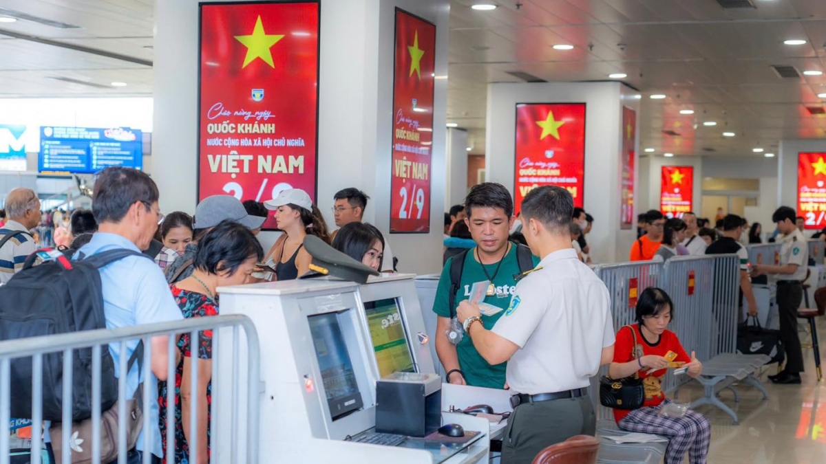 Đến khu làm thủ tục check - in vé máy bay tự động