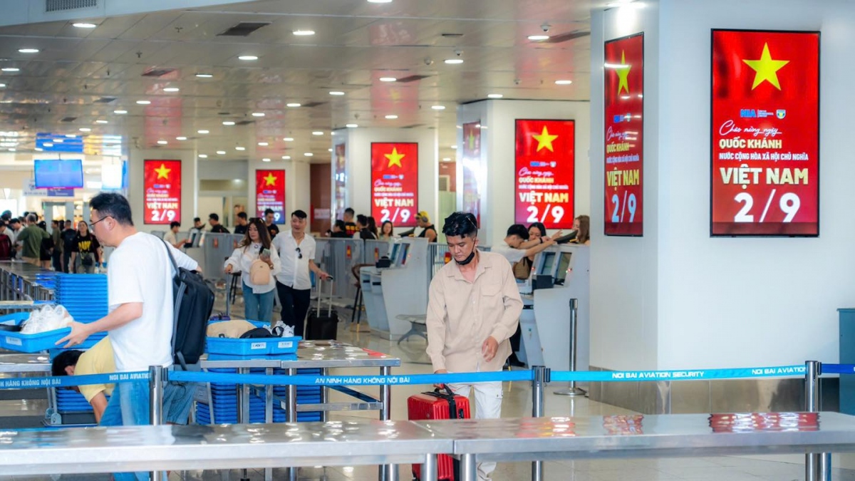 Khu vực làm thủ tục kiểm tra an ninh...