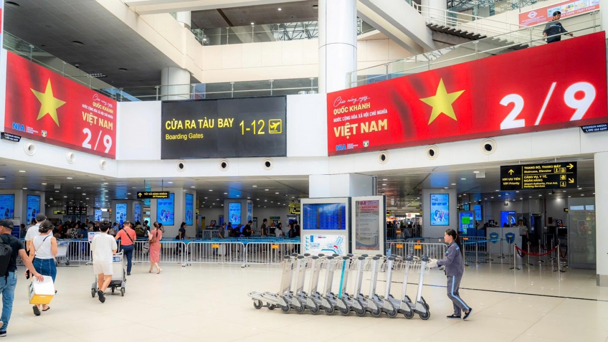 Để đảm bảo lưu thông nhanh nhất, Cảng cũng thực hiện mở tối đa máy soi chiếu an ninh tại các khung giờ cao điểm.