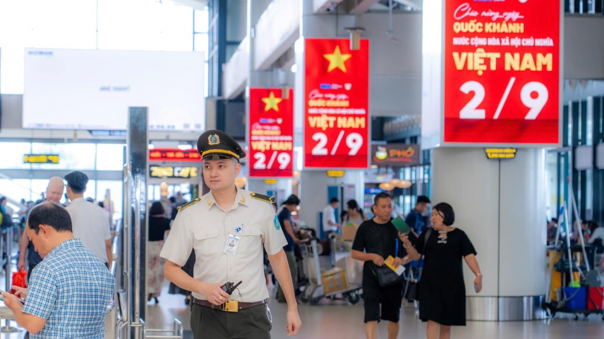 Cùng với cả nước, những ngày này, Cảng HKQT Nội Bài chào mừng Ngày Quốc Khánh của dân tộc thật đặc biệt với rực rỡ cờ đỏ, ảnh Bác tại các màn hình LED, biển quảng cáo tấm lớn ở khắp các vị trí trang trọng của Nhà ga hành khách T1, T2.