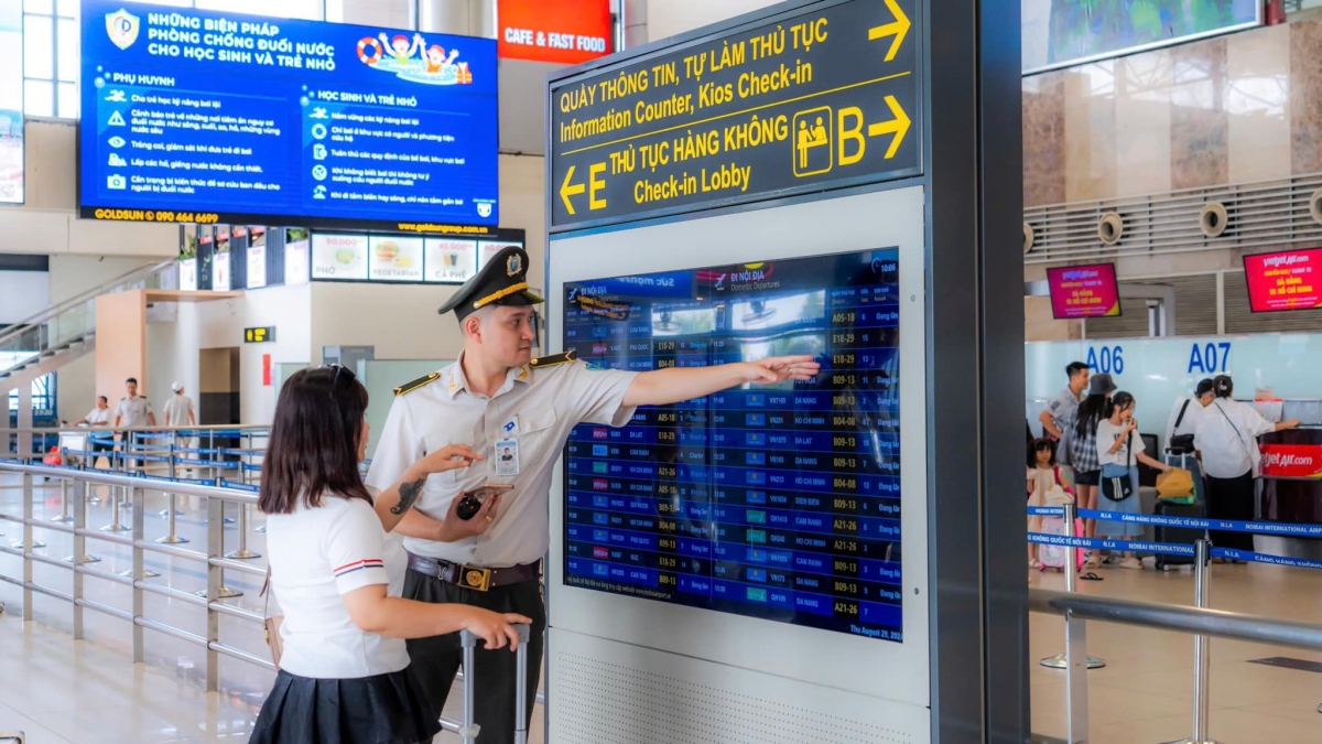Cùng đó, phối hợp với Công ty quản lý bay miền Bắc, Trung tâm Khí tượng hàng không, Trung tâm thông báo tin tức trong công tác điều hành, dẫn dắt tàu bay, cảnh báo thời tiết cực đoan để triển khai các phương án ứng phó.