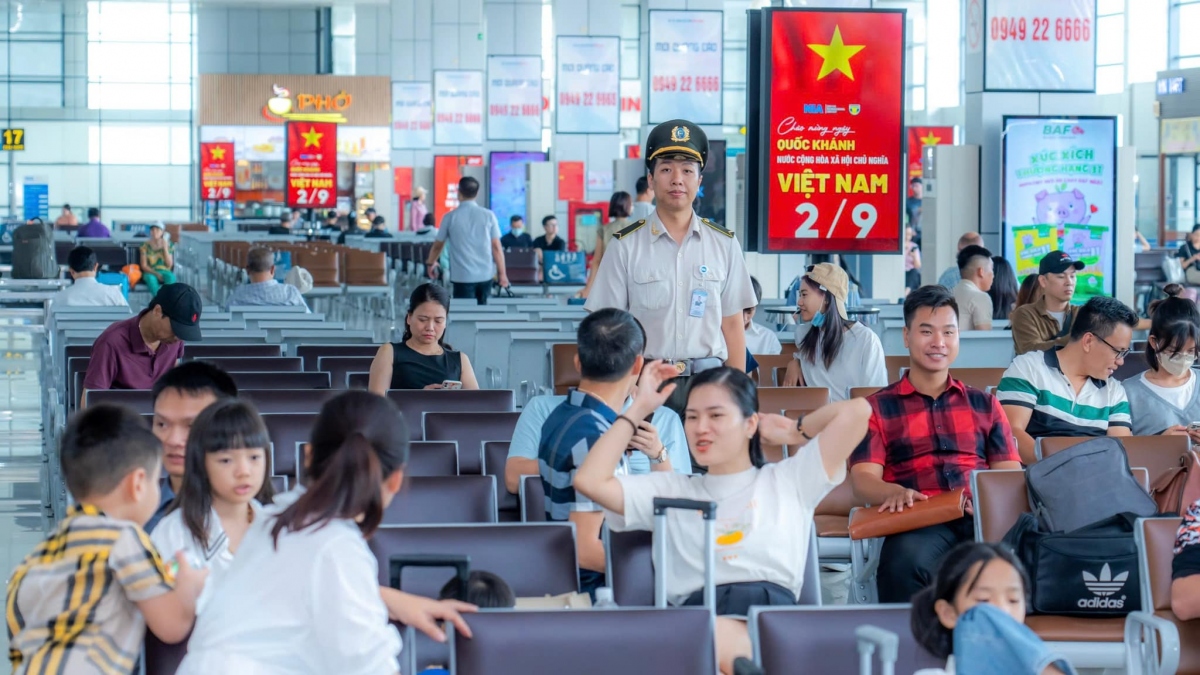 Dự kiến trong 4 ngày nghỉ lễ, sẽ có khoảng 338 nghìn lượt khách và hơn 2.100 lượt chuyến bay qua sân bay Nội Bài. Trong đó, ngày cao nhất sẽ phục vụ hơn 96 nghìn lượt khách (ngày 3/9 với gần 35 nghìn lượt khách quốc tế, hơn 61 nghìn lượt khách quốc nội), và 569 lượt chuyến bay (238 lượt chuyến bay quốc tế, 331 lượt chuyến bay quốc nội).