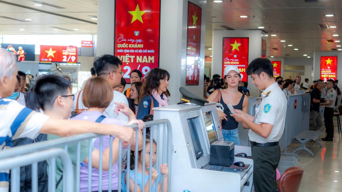 Cảng đã triển khai đến các đơn vị phương án điều phối nhằm nâng cao năng lực khai thác, bố trí cán bộ trực tiếp tại các khu vực nhạy cảm không được để xảy ra tình trạng ùn ứ, quá tải cục bộ trong các khung giờ cao điểm tại các khu vực nhà ga hành khách (sảnh giao thông trước nhà ga hành khách, làn thu phí sân đỗ ô tô, khu vực làm thủ tục hàng không…).