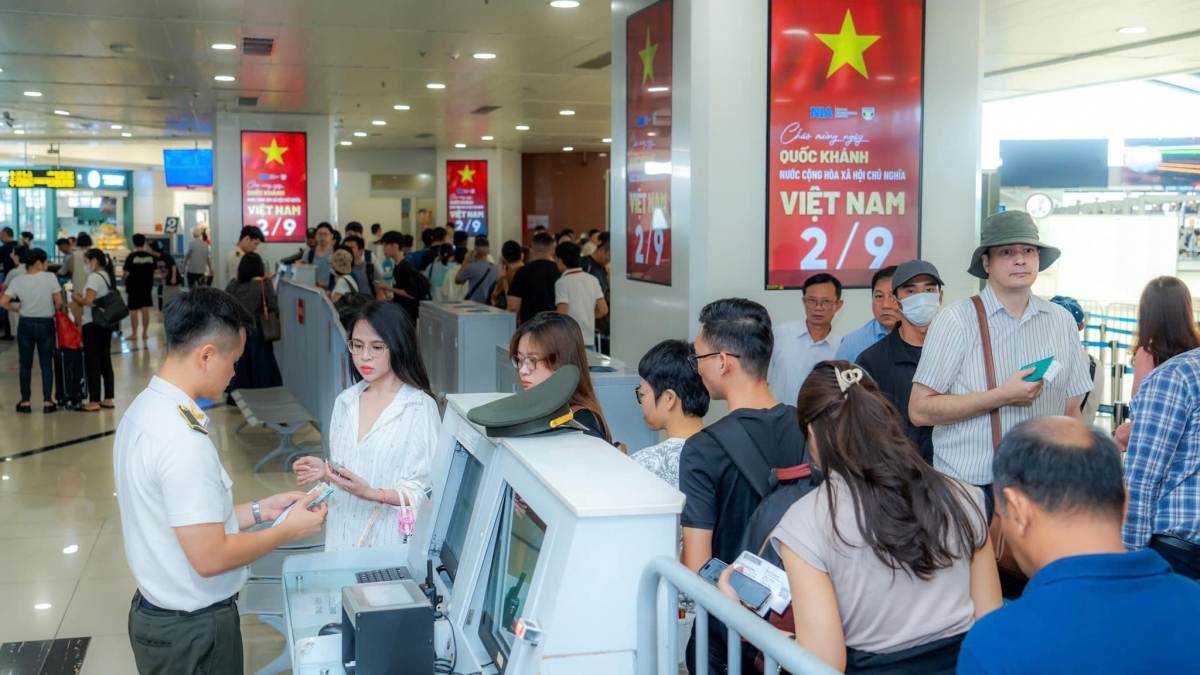 Đồng thời, phối hợp chặt chẽ với các hãng hàng không, đơn vị phục vụ mặt đất bảo đảm chất lượng dịch vụ trả hành lý quốc tế đến, linh hoạt hạn chế người nhà đưa tiễn trong các khung giờ cao điểm tại nhà ga hành khách T2.