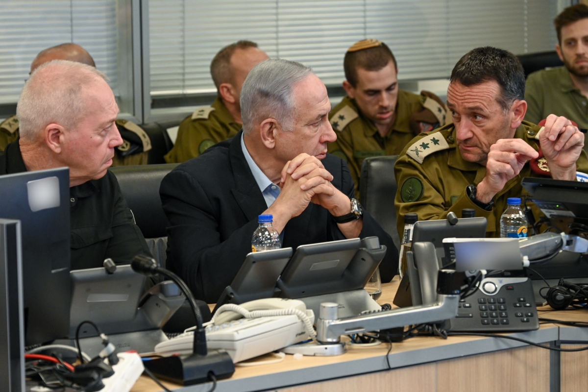 Từ trái sang: Bộ trưởng Quốc phòng Israel Yoav Gallant, Thủ tướng Benjamin Netanyahu and Tổng tham mưu trưởng IDF Herzi Halevi trong một cuộc họp này 20/7/2024. Ảnh: BQP Israel
