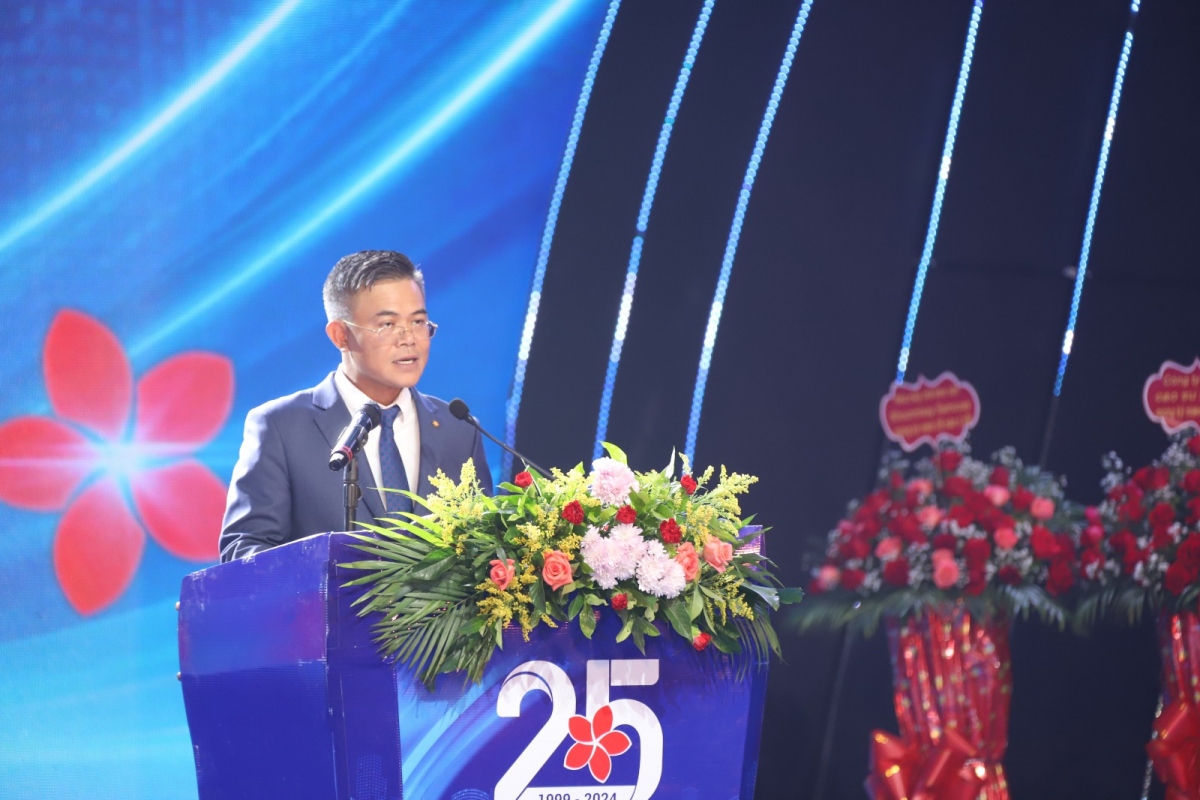 Ông Nguyễn Đức Vũ, Tổng Giám đốc Ngân hàng Liên doanh Lào-Việt đọc diễn văn tại Lễ kỷ niệm