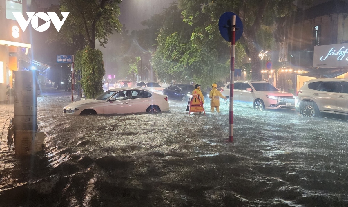 Mưa ngập khiến ô tô chết máy ở nút giao Quang Trung - Trần Quốc Toản (Hoàn Kiếm, Hà Nội)