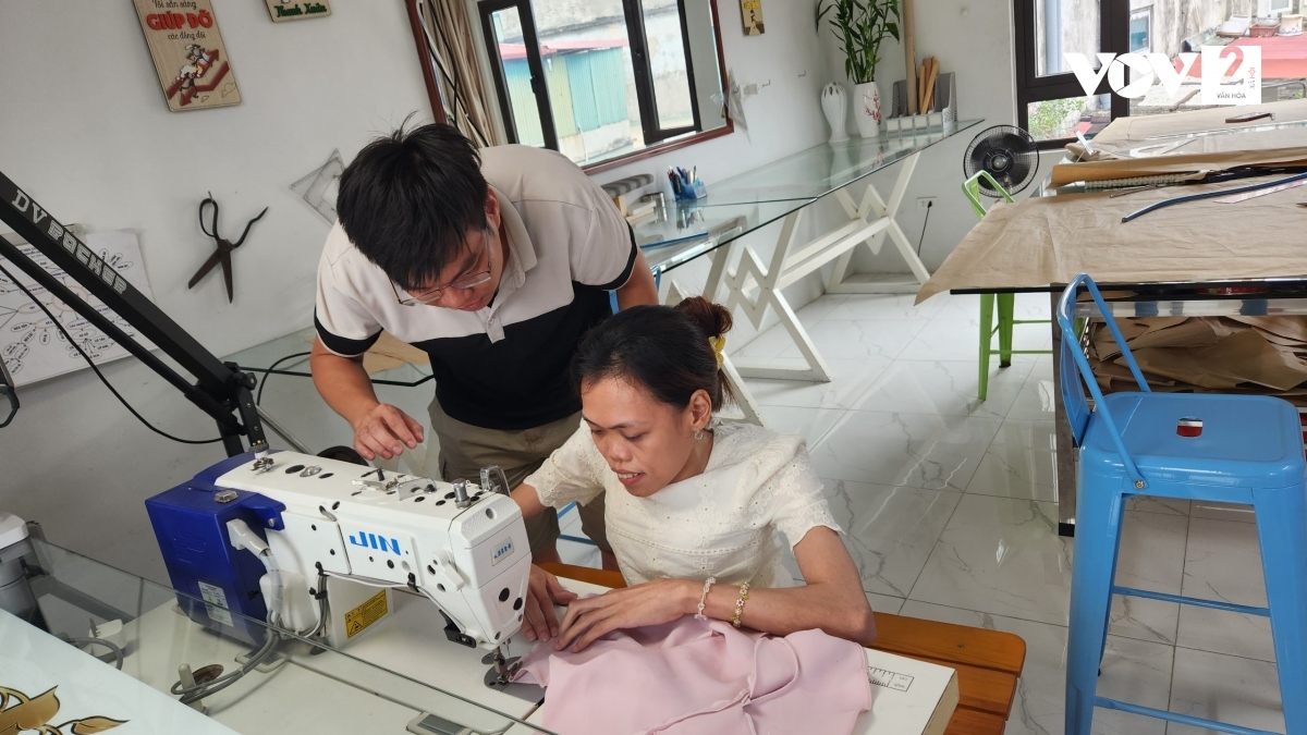 Anh Nguyễn Duy Long đang hướng dẫn học viên