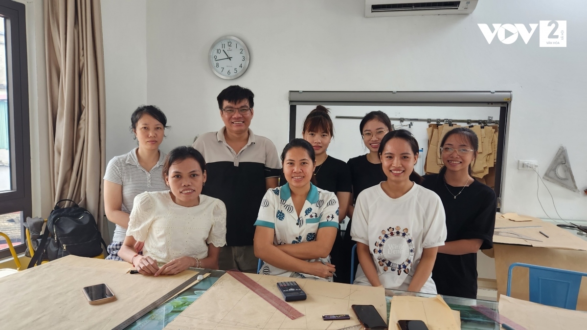 Anh Nguyễn Duy Long cùng các học viên lớp dạy cắt may